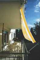 Komplet bygges�t 'Altan-II' med solsejl 270 x 140 cm i gul-hvide striber - komplet inkl. wiretr�k-teknologi ril udvendige altaner med gel�nder