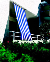 Salgsemballage: Komplet s�t Lodret solsejl - Blokstrimler bl�-hvide   Verkaufsverpackung: Komplett-Bausatz Senkrecht-Sonnensegel - Blockstreifen blau-wei�